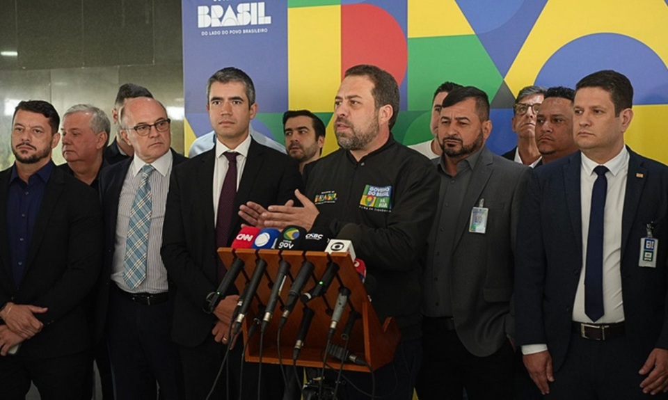 Ministro da Secretaria-Geral da Presidência, Guilherme Boulos, concede entrevista ao lado de líderes de caminhoneiros após reunião em Brasília