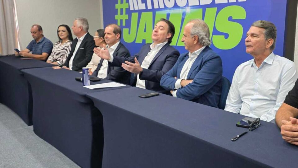 Em apoio a Ratinho Jr., 48 prefeitos participam de evento que marca debandada do PL no Paraná