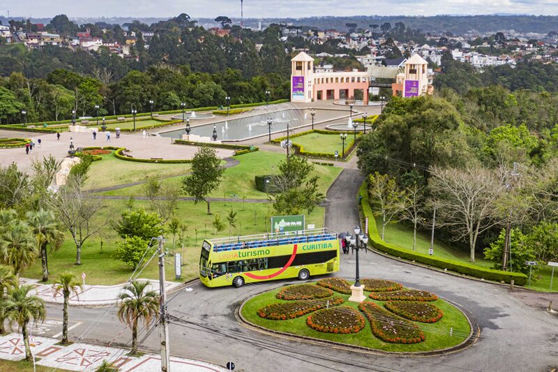 Entre áreas verdes e planejamento urbano, Curitiba reforça o conceito de qualidade de vida enfatizado por novos moradores.