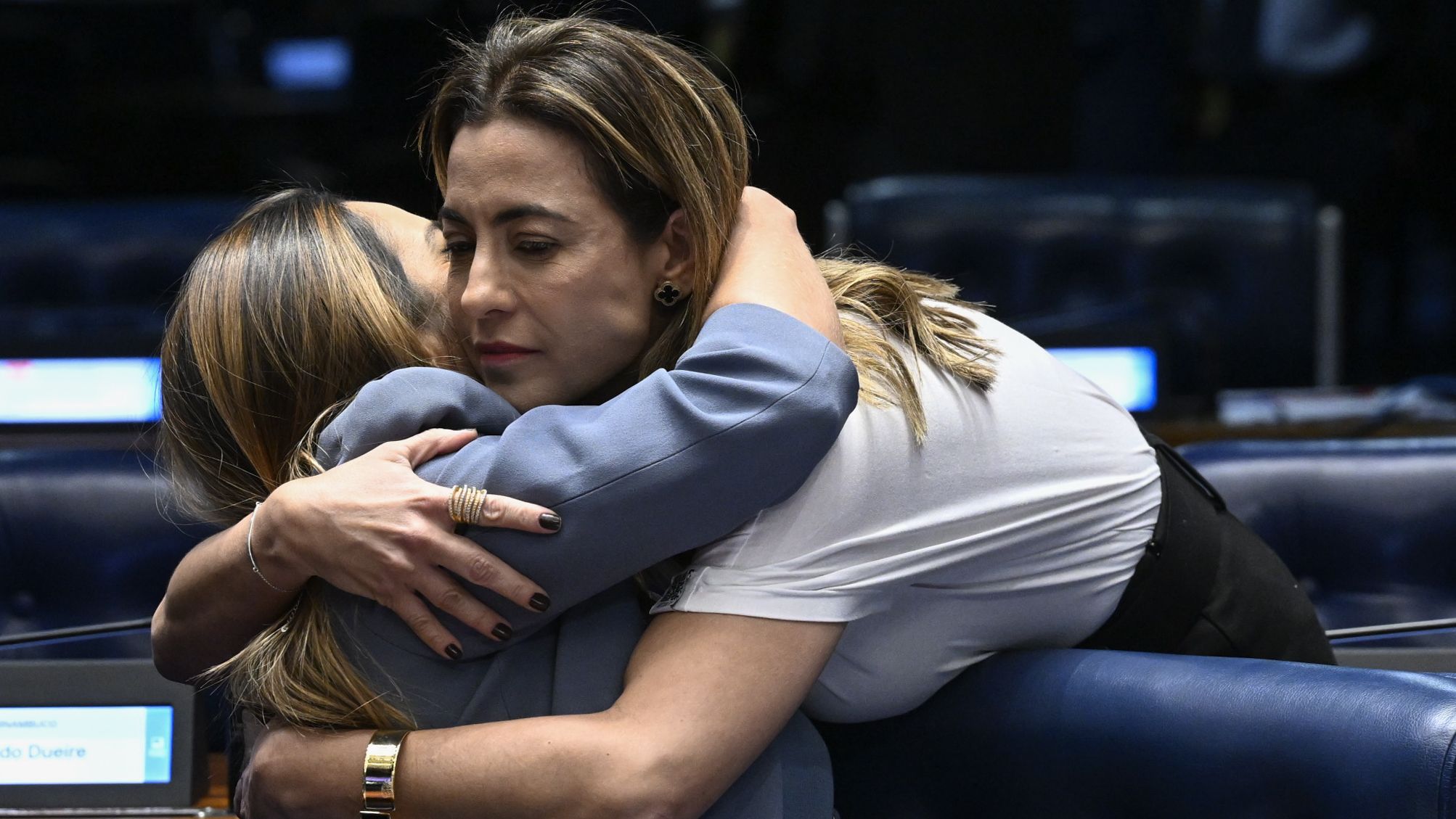 As senadoras Ana Paula Lobato (PSB-MA) e Soraya Thronicke (Podemos-MS), autora e relatora do PL da Misoginia, comemoram aprovação no plenário do Senado.