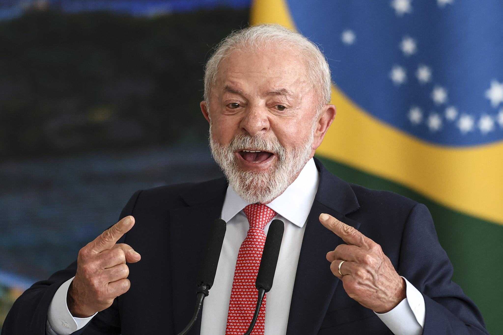Após ser chamado de “Opala velhão” por Flávio, Lula diz que não se ofende e compara Bolsonaro a um carro “no desmanche”.