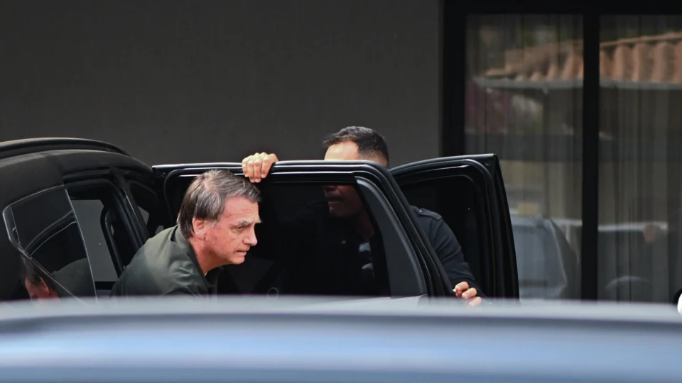 Ao contrário do que foi solicitado pela defesa, domiciliar a Bolsonaro tem prazo. Após os 90 dias, o ex-presidente pode retornar para a prisão em regime fechado.
