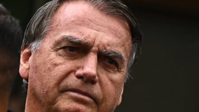 Bolsonaro recebe alta e segue para prisão domiciliar