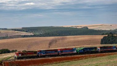 Além da divisão da malha em corredores distintos e contratos mais rígidos, o setor produtivo espera que um terceiro pedido feito ao governo federal se concretize: que haja uma operação conjunta entre Ferroeste (foto) e Malha Sul.  