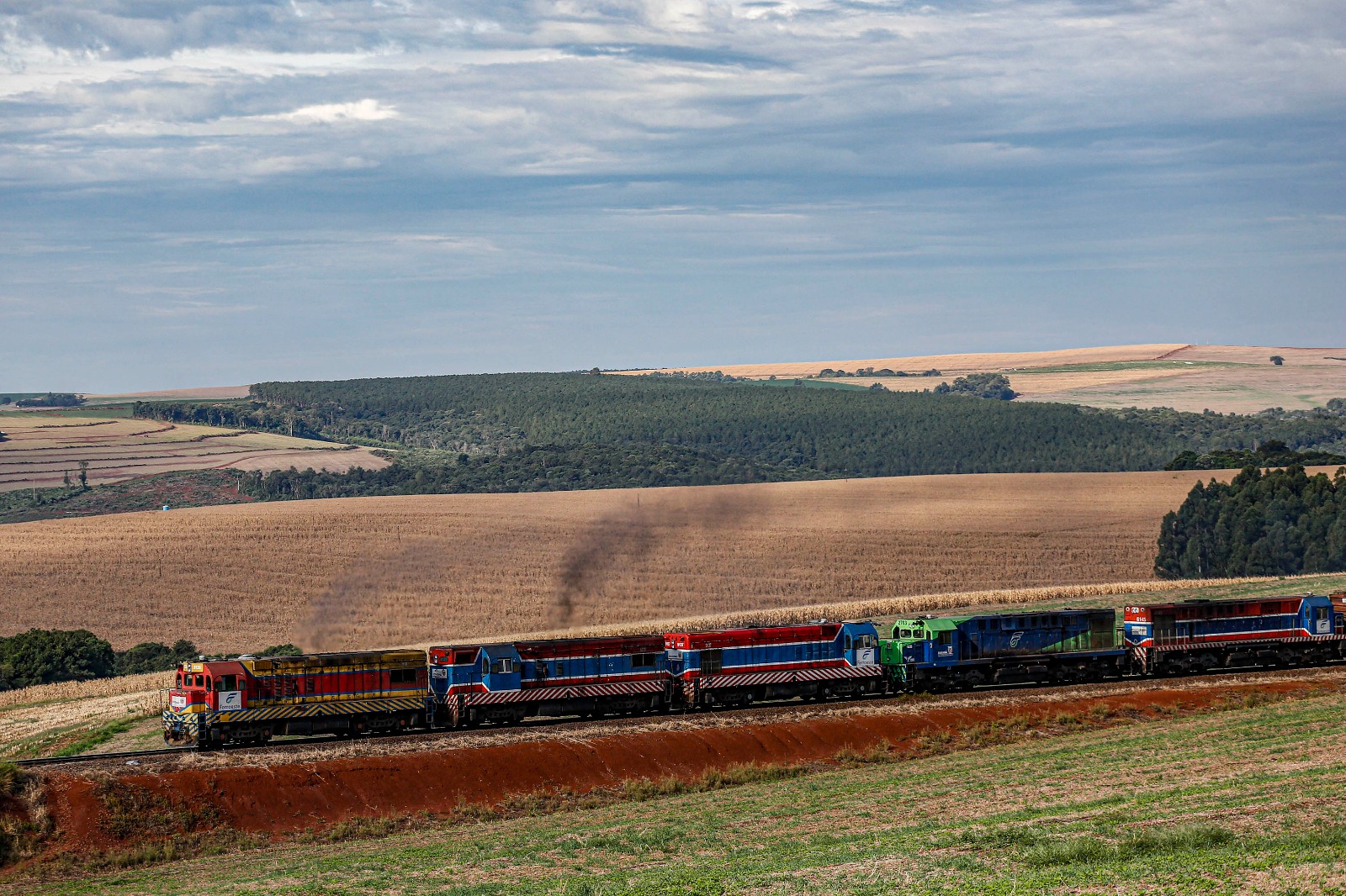 Além da divisão da malha em corredores distintos e contratos mais rígidos, o setor produtivo espera que um terceiro pedido feito ao governo federal se concretize: que haja uma operação conjunta entre Ferroeste (foto) e Malha Sul.