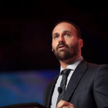 Ministro intimou Eduardo através de edital e nomeou defensor público após ex-deputado não nomear advogado.