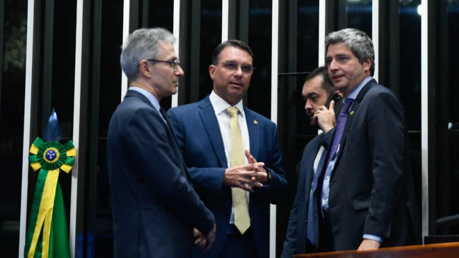O fator Zema na equação eleitoral de Flávio Bolsonaro