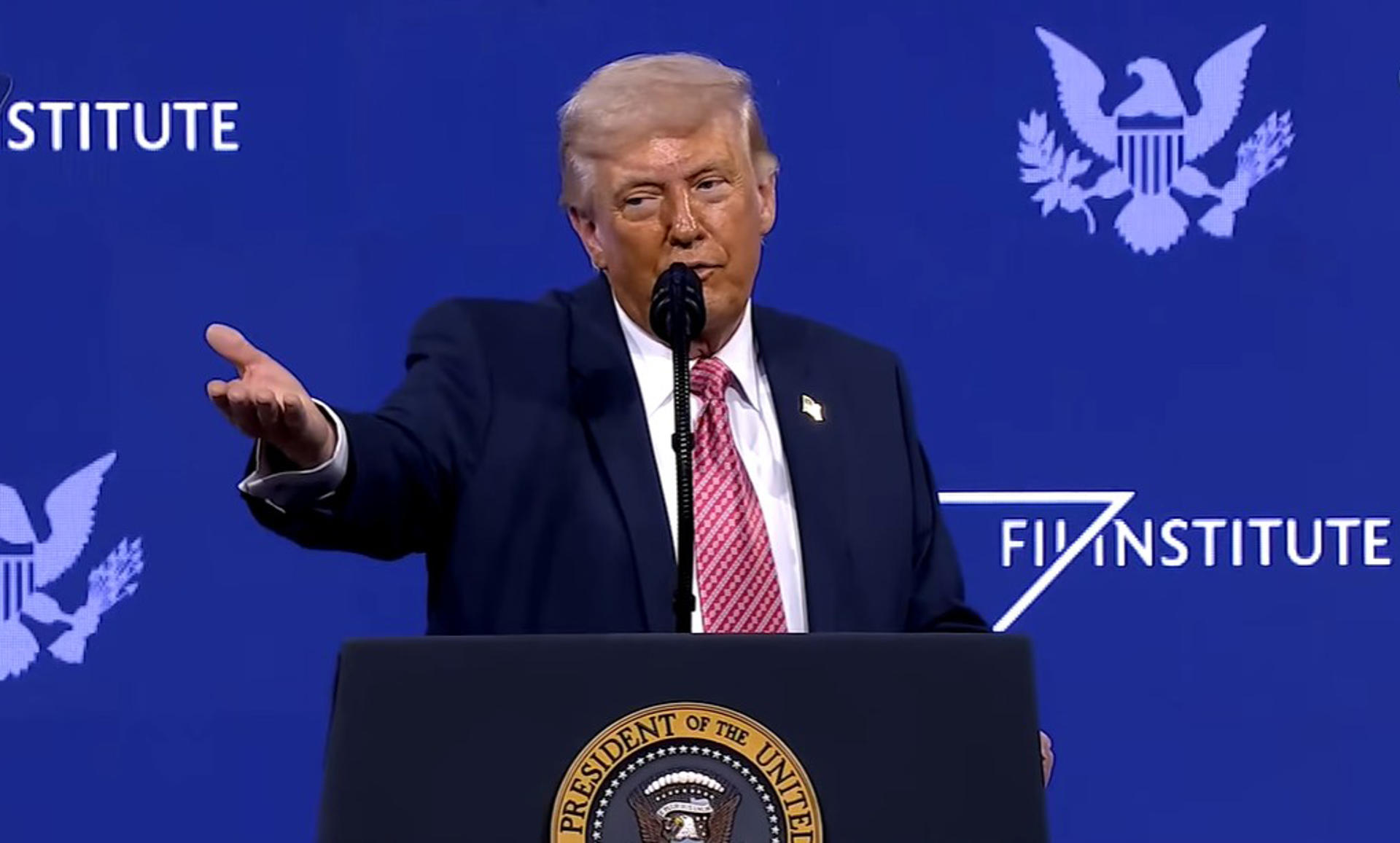 O presidente dos EUA, Donald Trump, durante discurso em evento nesta sexta (27).