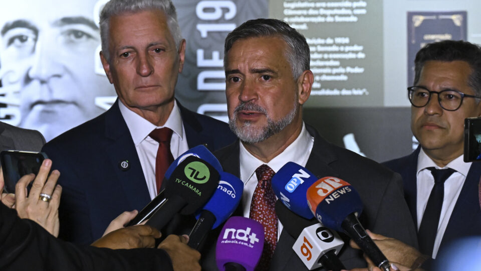 CPMI do INSS: Governistas querem indiciar Bolsonaro e Flávio em relatório paralelo