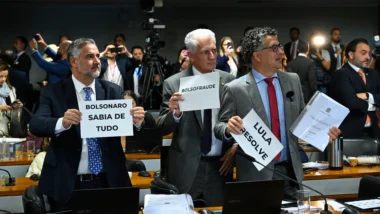 Deputados da base do governo chegaram a apresentar relatório alternativo que pedia indiciamento de Jair Bolsonaro (PL)
