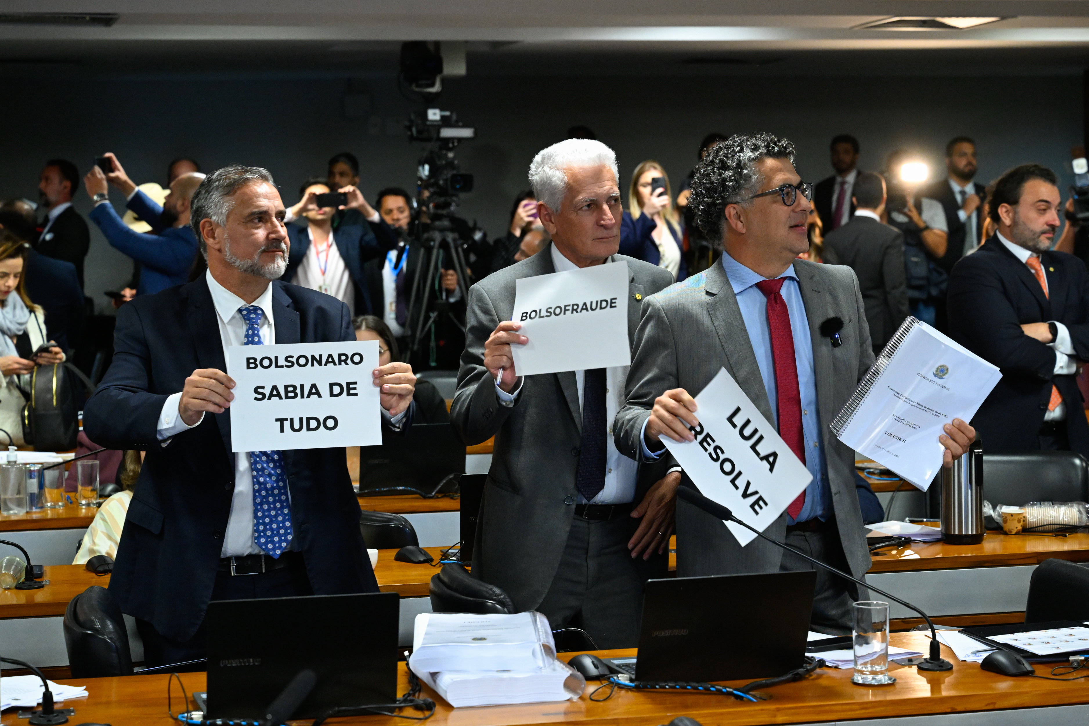 Aliados do governo livram “Lulinha” e enterram CPMI do INSS