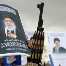 Apoiadores dos Houthis exibem suas armas e retratos do falecido Líder Supremo iraniano, Aiatolá Ali Khamenei, durante um protesto contra os ataques dos EUA e de Israel ao Irã, em Sana'a, Iêmen, em 6 de março de 2026. EFE/EPA/YAHYA ARHAB