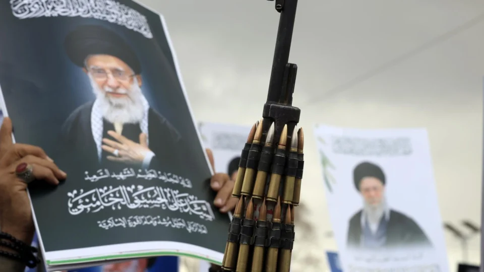 Apoiadores dos Houthis exibem suas armas e retratos do falecido Líder Supremo iraniano, Aiatolá Ali Khamenei, durante um protesto contra os ataques dos EUA e de Israel ao Irã, em Sana'a, Iêmen, em 6 de março de 2026. EFE/EPA/YAHYA ARHAB