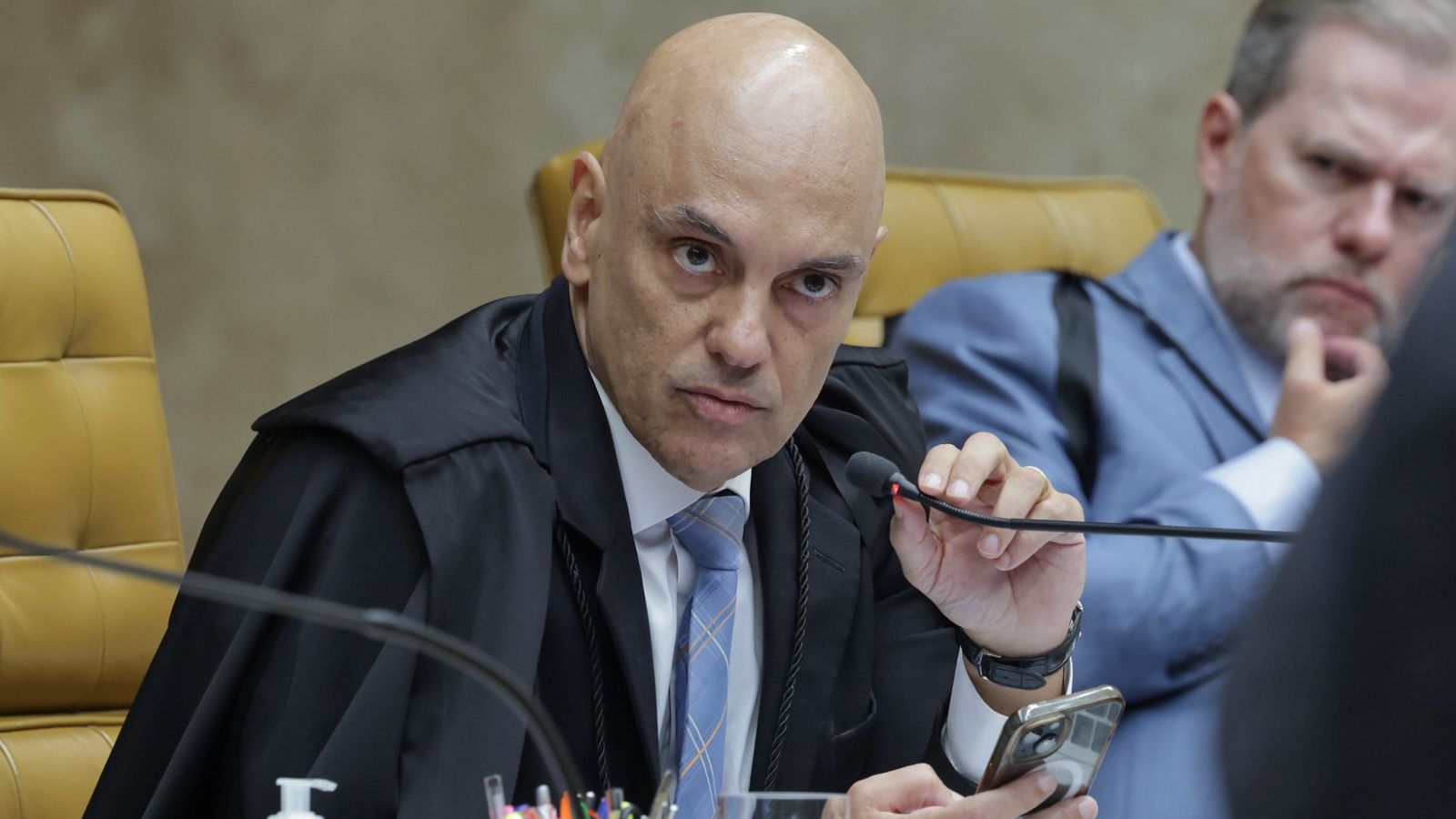 Estrategista político dos EUA renova críticas ao ministro Alexandre de Moraes e diz que “cerco está se fechando”