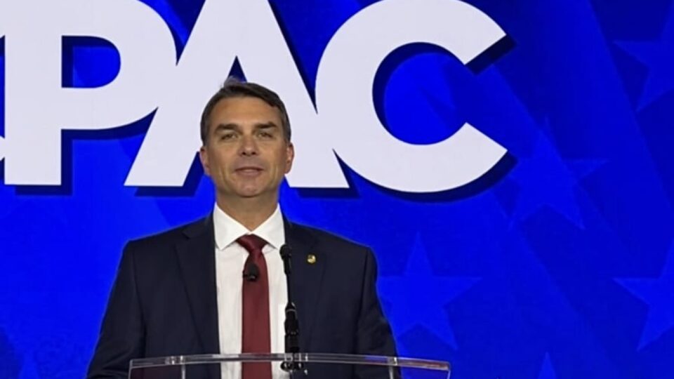 Nos EUA, Flávio Bolsonaro diz que vence se eleições forem “livres e justas”