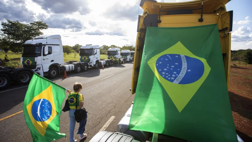 Em 2022, caminhoneiros bloquearam rodovias após eleição de Lula. Quatro anos depois, Moraes manda tribunais executarem multas que totalizam R$ 7 bilhões contra manifestantes