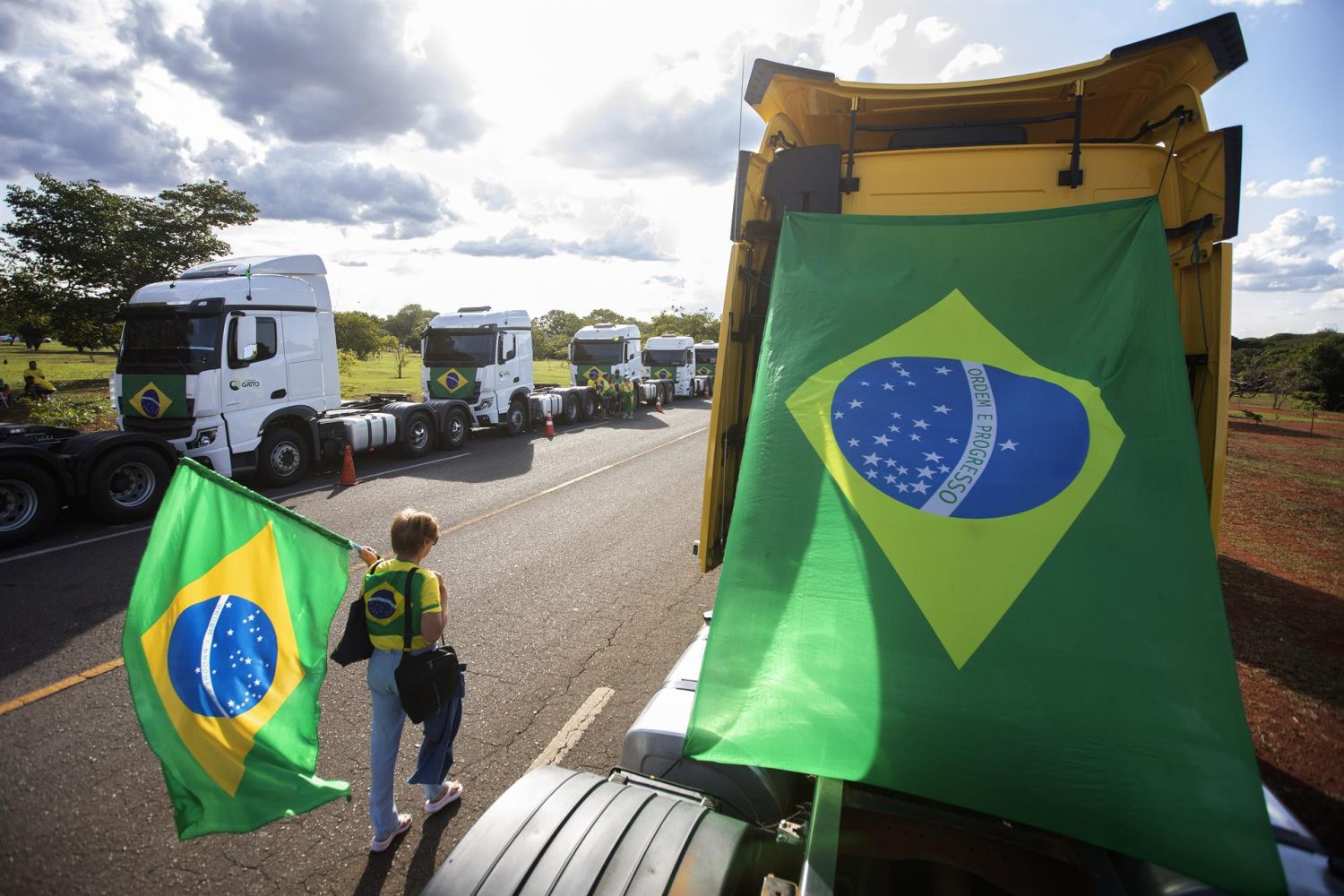 Moraes multa caminhoneiros que protestaram contra Lula