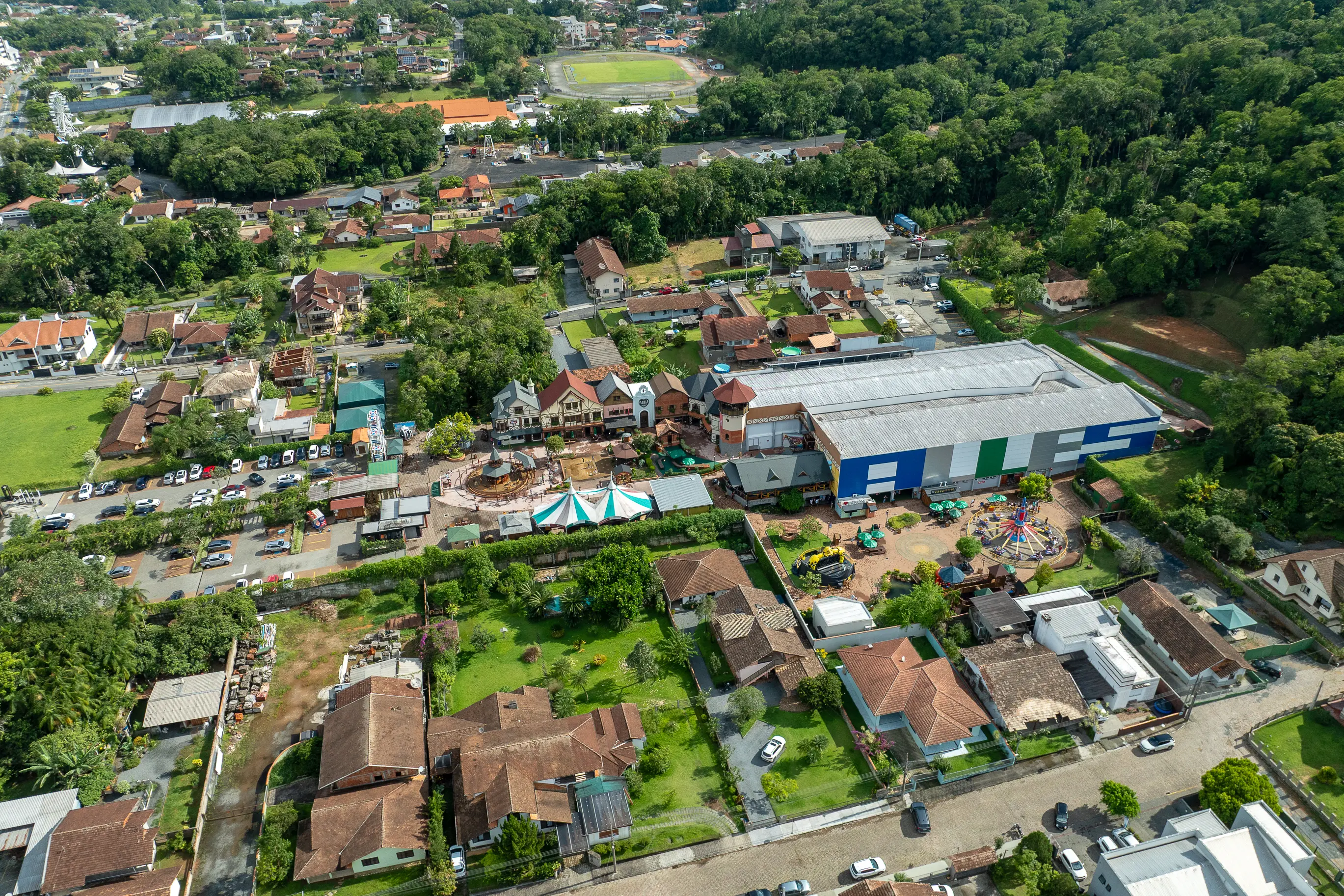 O Alles Park, em Pomerode, integra o roteiro de experiências familiares e de lazer que ganham destaque no outono catarinense, ampliando opções de turismo durante todo o ano.