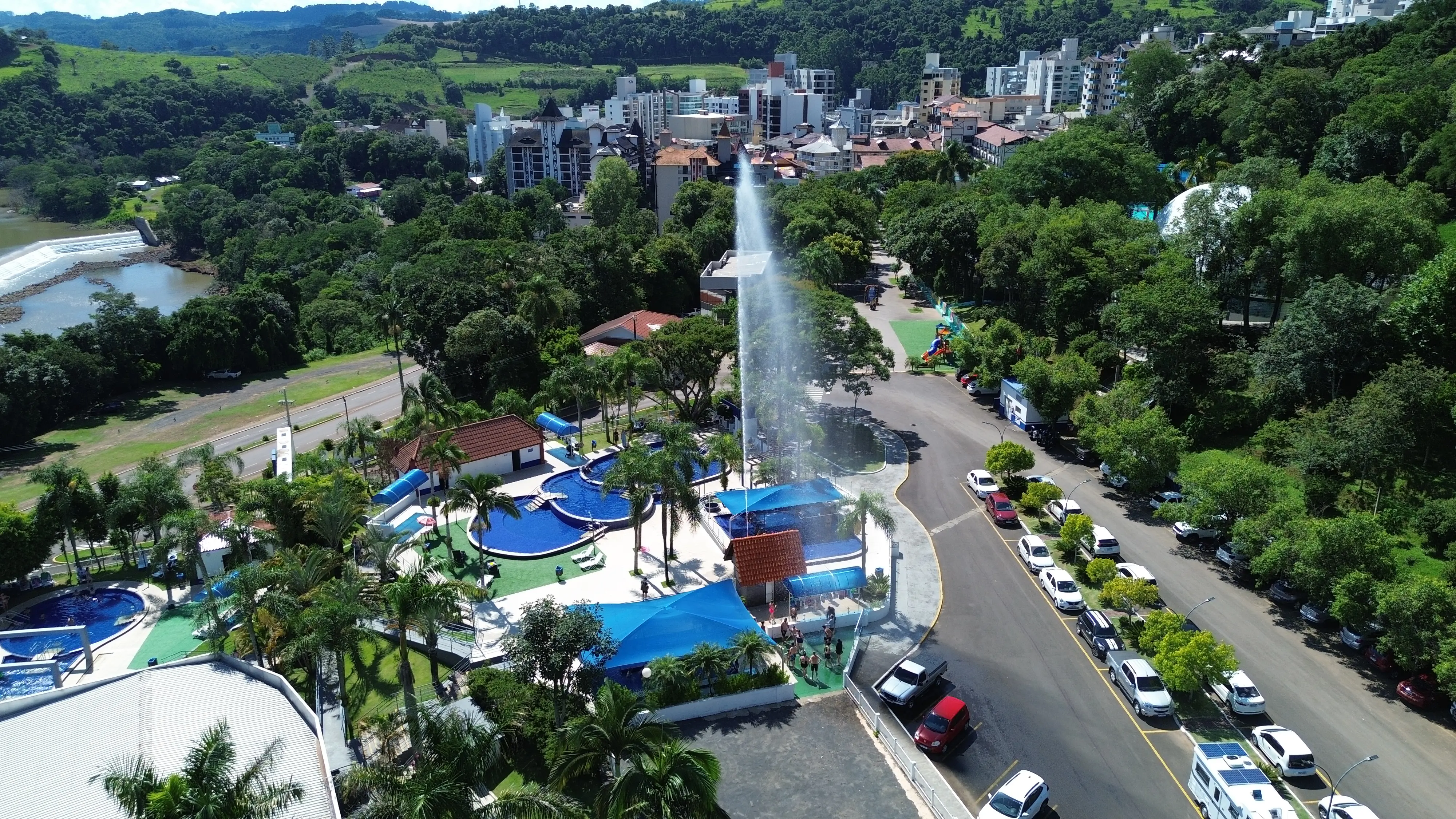 As águas termais de Piratuba reforçam o turismo de bem-estar no outono, período ideal para relaxamento e experiências ligadas à saúde e à qualidade de vida.