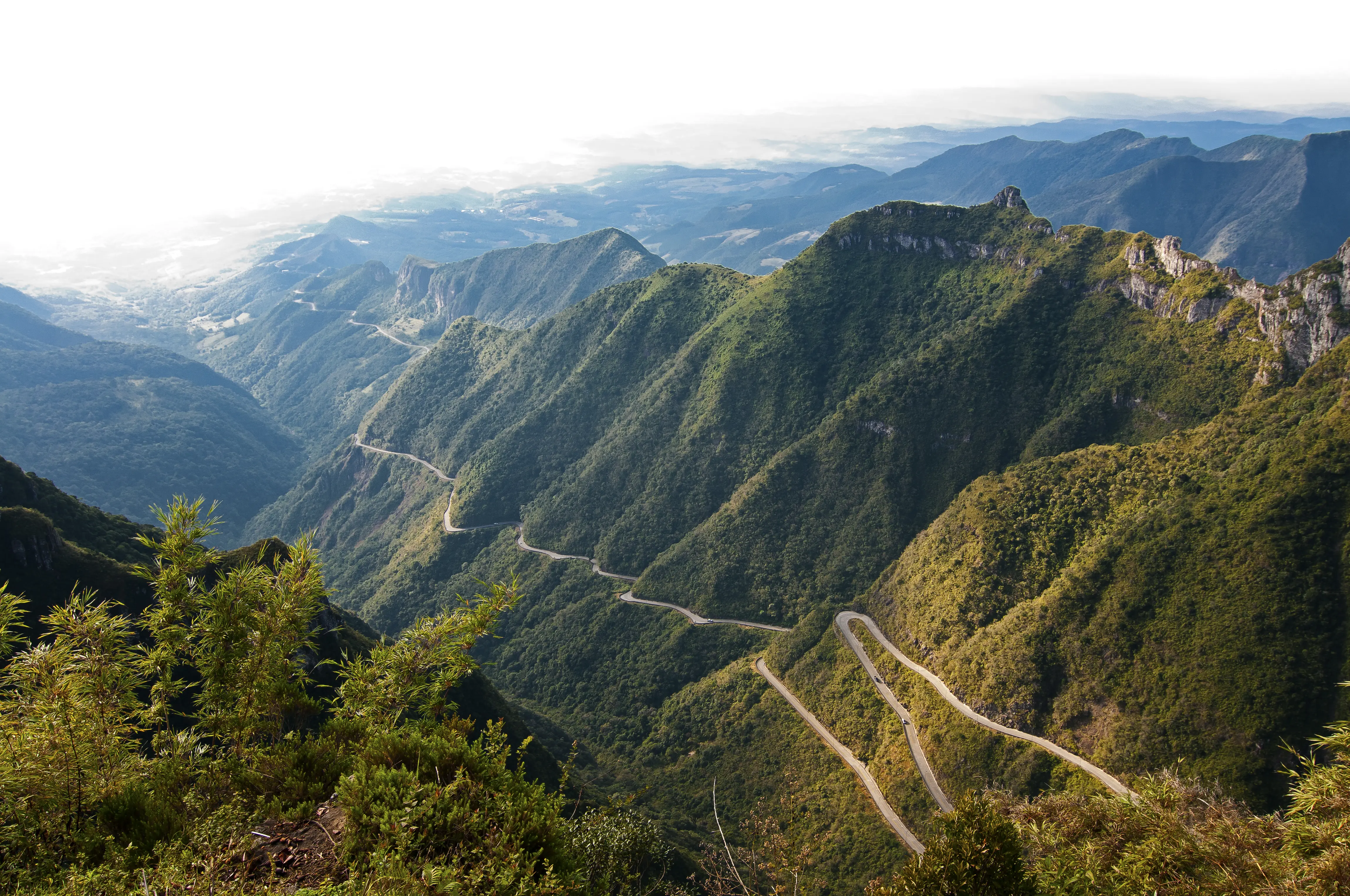As paisagens de serra ganham destaque no outono, quando o clima ameno favorece viagens contemplativas, turismo de natureza e roteiros pelo interior catarinense.
