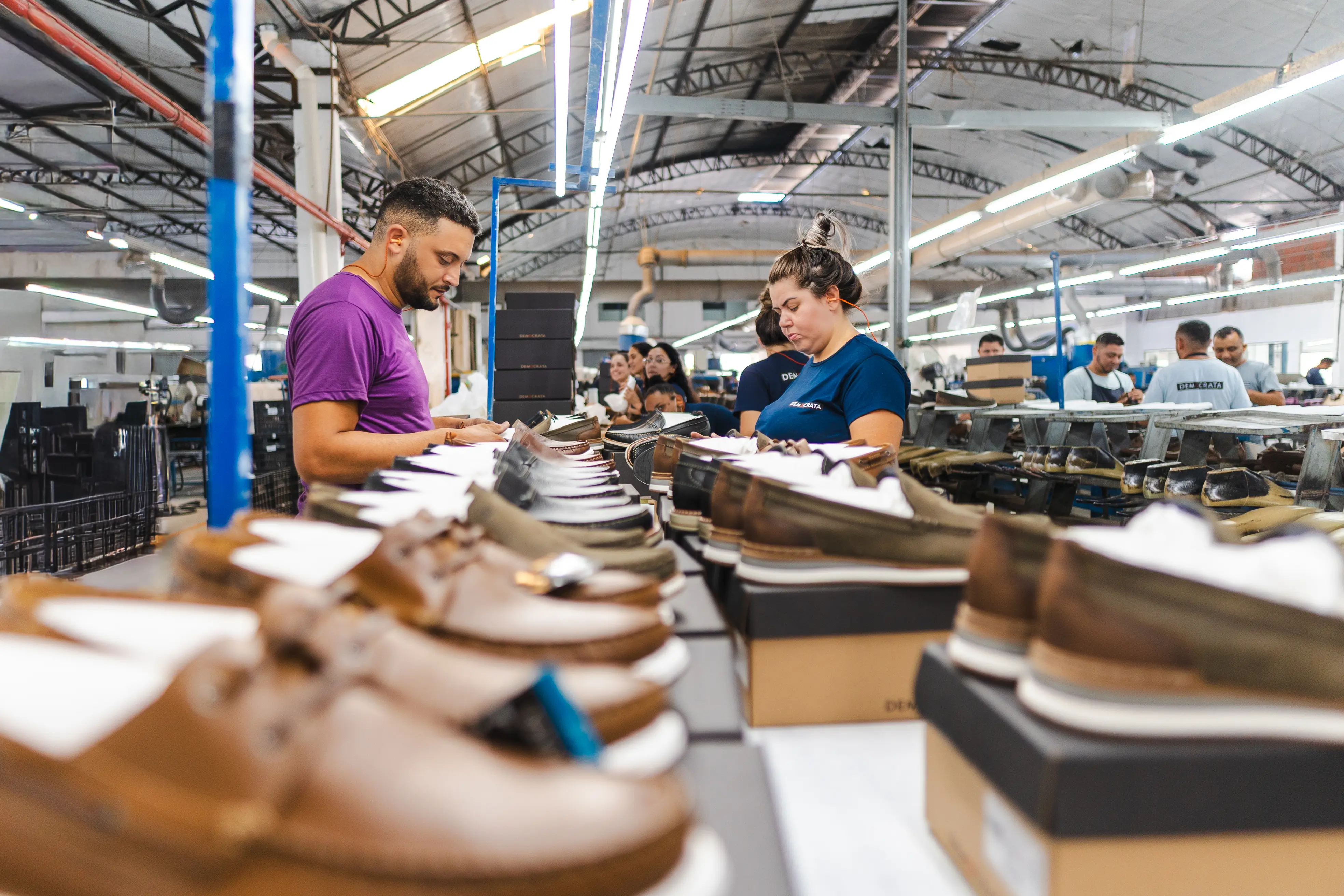 Mercado de trabalho de calçados cresce com força e amplia vagas na indústria brasileira.