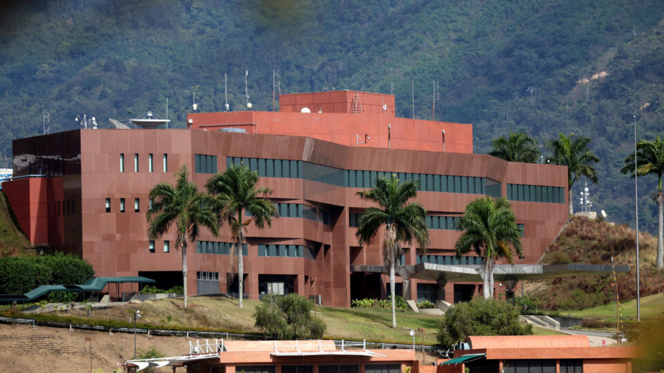 EUA reabrem embaixada na Venezuela e falam em “novo capítulo” nas relações