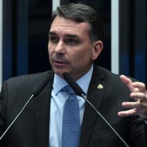 Encontro de Flávio Bolsonaro e Trump coloca os EUA na disputa presidencial do Brasil FLÁVIO BOLSONARO
