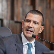 Votação que elegeu Douglas Ruas (PL) foi anulada. Zanin suspendeu eleições indiretas até STF analisar ação do PSD. Imagem referente a matéria