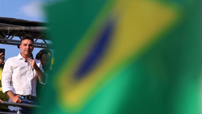 Como Flávio Bolsonaro planeja ampliar seus palanques estaduais para 2026?