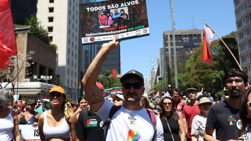 Conferência internacional defende o Irã e entoa slogan antissemita em SP