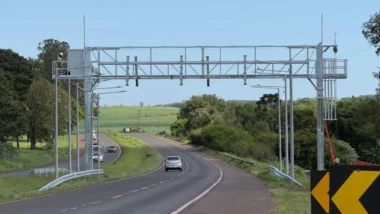 Pedágio eletrônico “free flow” enfrenta críticas e dificuldades de adaptação no novo modelo sem cancelas.