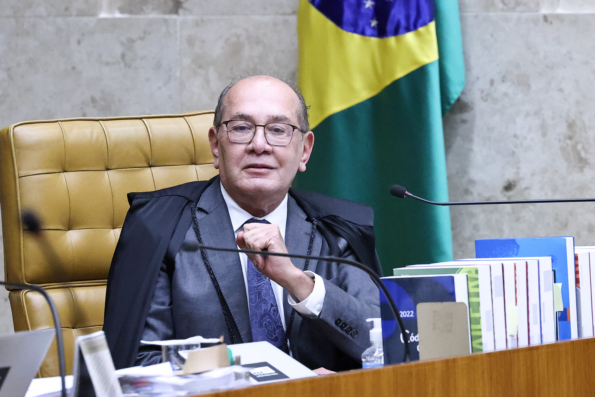 Ministro diz que já utilizou cannabis medicial comprada em Portugal para lidar com dores.