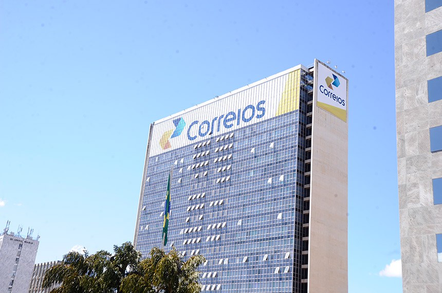 No centro da crise, Correios tentam demissões voluntárias e iniciam aumento de carga horária em alguns setores.