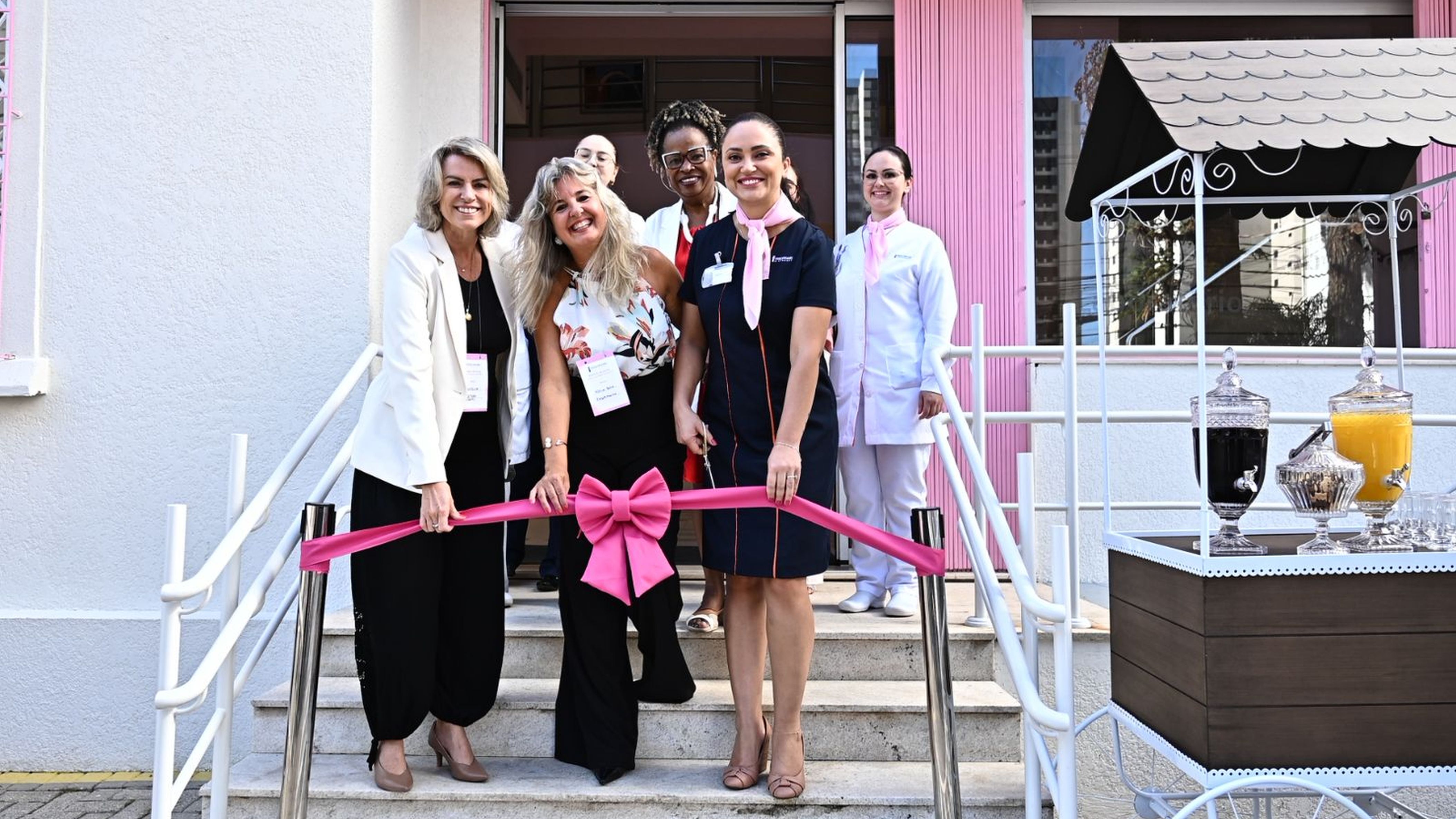 Representantes da Dasa e do Frischmann Aisengart, autoridades e equipe da unidade participam do momento simbólico de abertura da Unidade Mulher, que marca o início das atividades do novo espaço dedicado ao cuidado feminino em Curitiba.