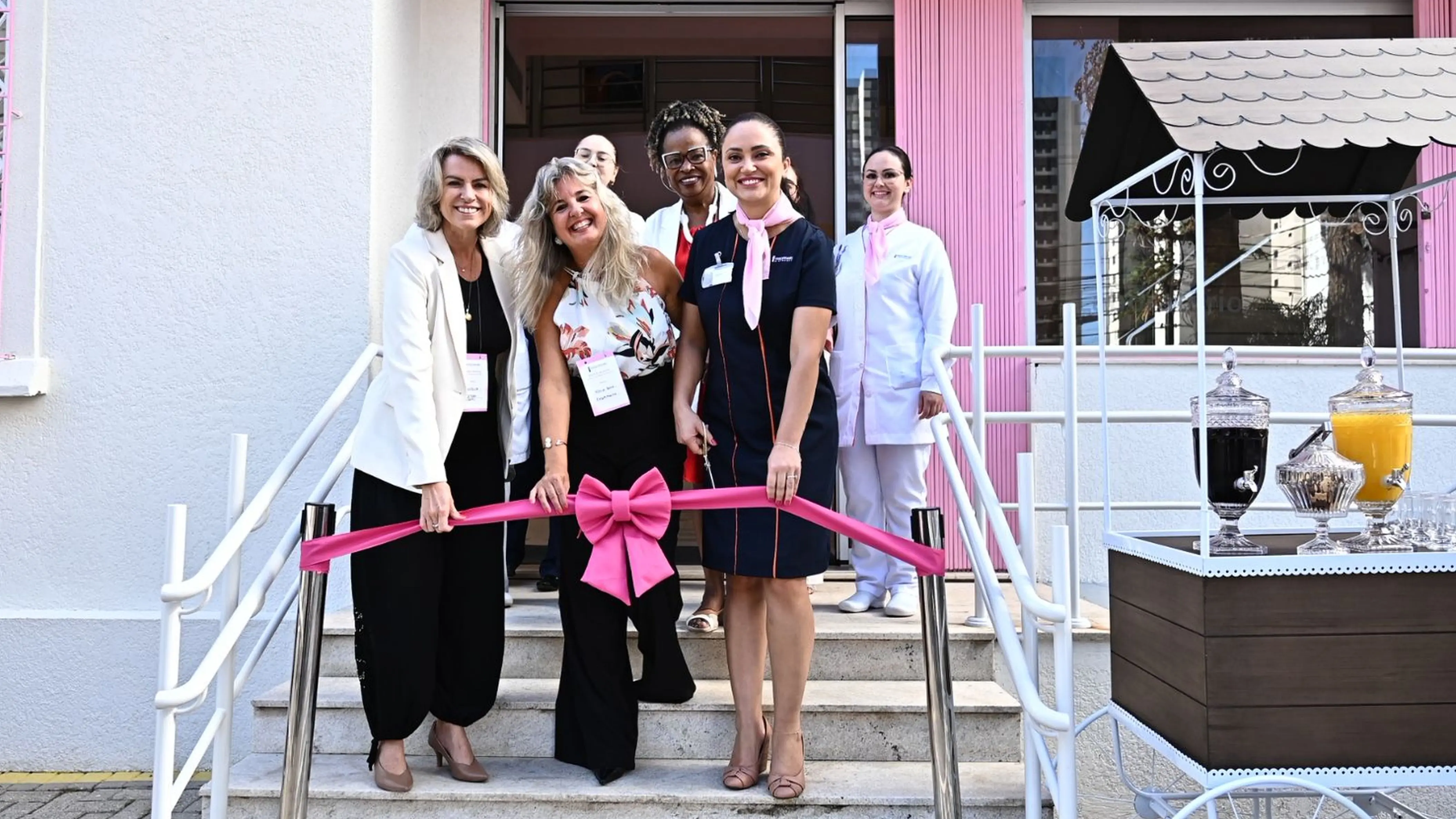 Representantes da Dasa e do Frischmann Aisengart, autoridades e equipe da unidade participam do momento simbólico de abertura da Unidade Mulher, que marca o início das atividades do novo espaço dedicado ao cuidado feminino em Curitiba.