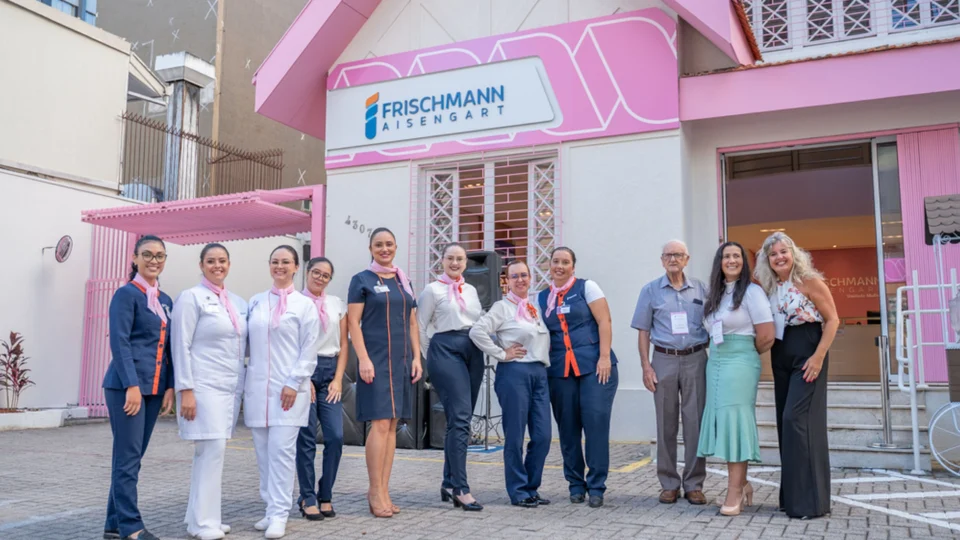 Equipe do Frischmann Aisengart em frente à nova unidade, que reforça o protagonismo feminino e o compromisso com um atendimento mais próximo, humanizado e especializado.