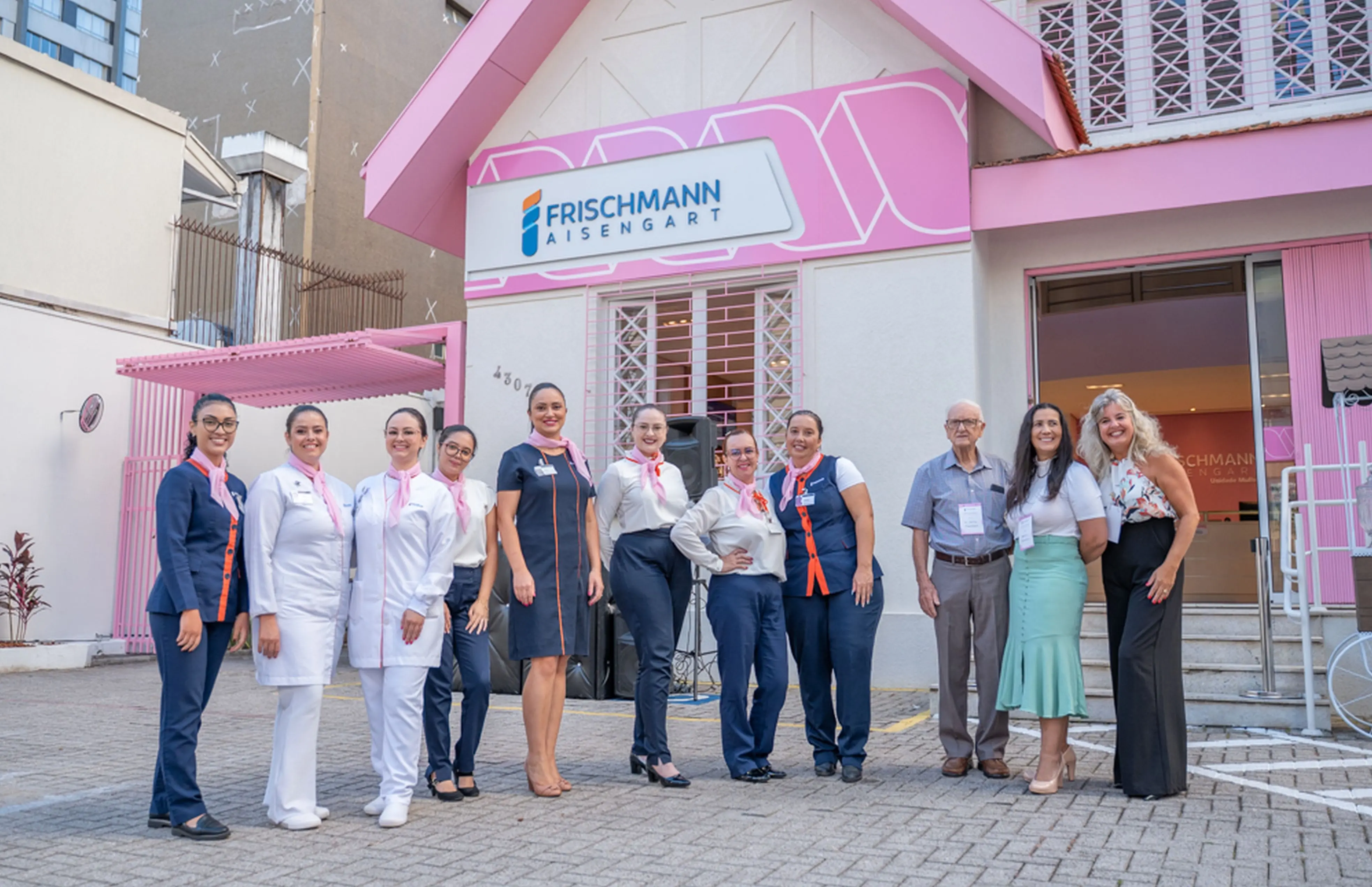 Equipe do Frischmann Aisengart em frente à nova unidade, que reforça o protagonismo feminino e o compromisso com um atendimento mais próximo, humanizado e especializado.