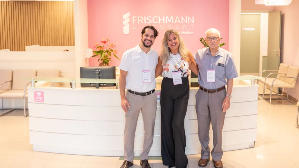Da esquerda para a direita, Helder Guimarães, coordenador regional de marketing da Dasa; Silvia Kelm Silva, gerente regional de atendimento do Frischmann Aisengart; e o dr. Emílio Salvador Granato, responsável técnico, na recepção da nova unidade.