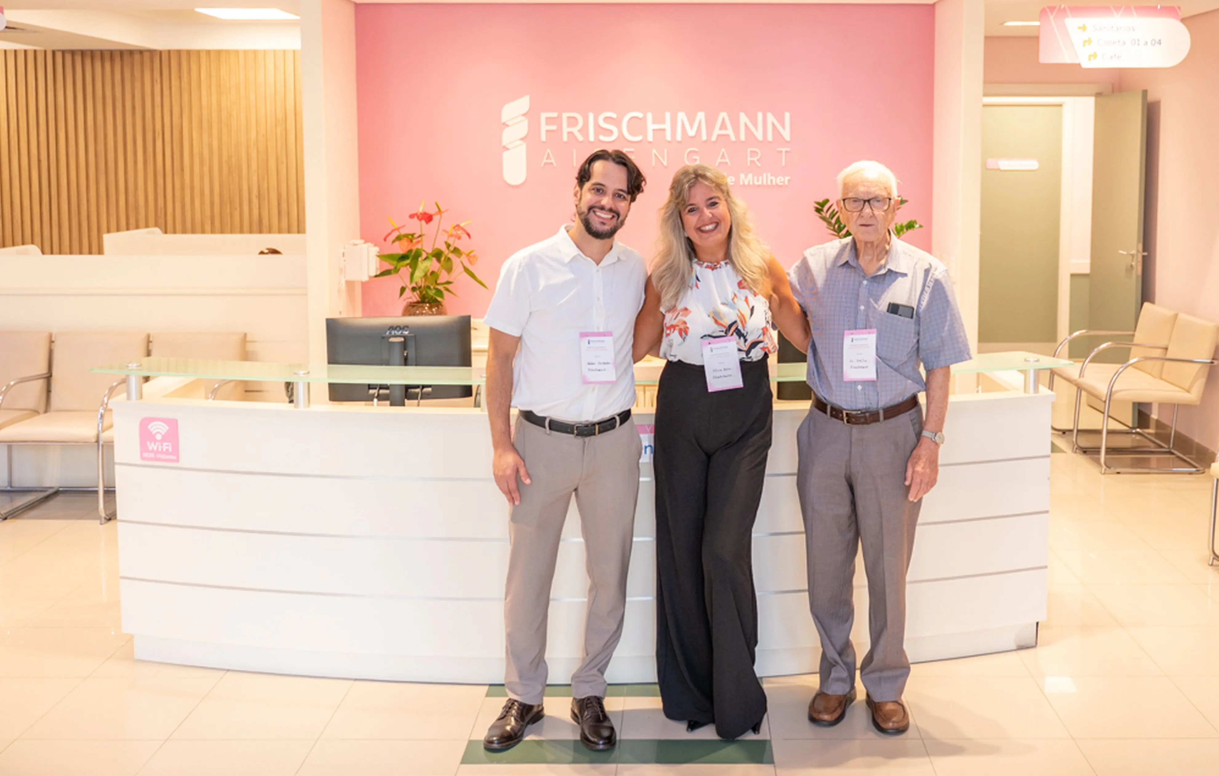 Da esquerda para a direita, Helder Guimarães, coordenador regional de marketing da Dasa; Silvia Kelm Silva, gerente regional de atendimento do Frischmann Aisengart; e o dr. Emílio Salvador Granato, responsável técnico, na recepção da nova unidade.