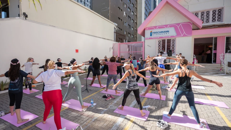 Aula de ioga ao ar livre integrou a programação de inauguração, promovendo bem-estar e conexão entre as participantes em um momento dedicado ao cuidado feminino.