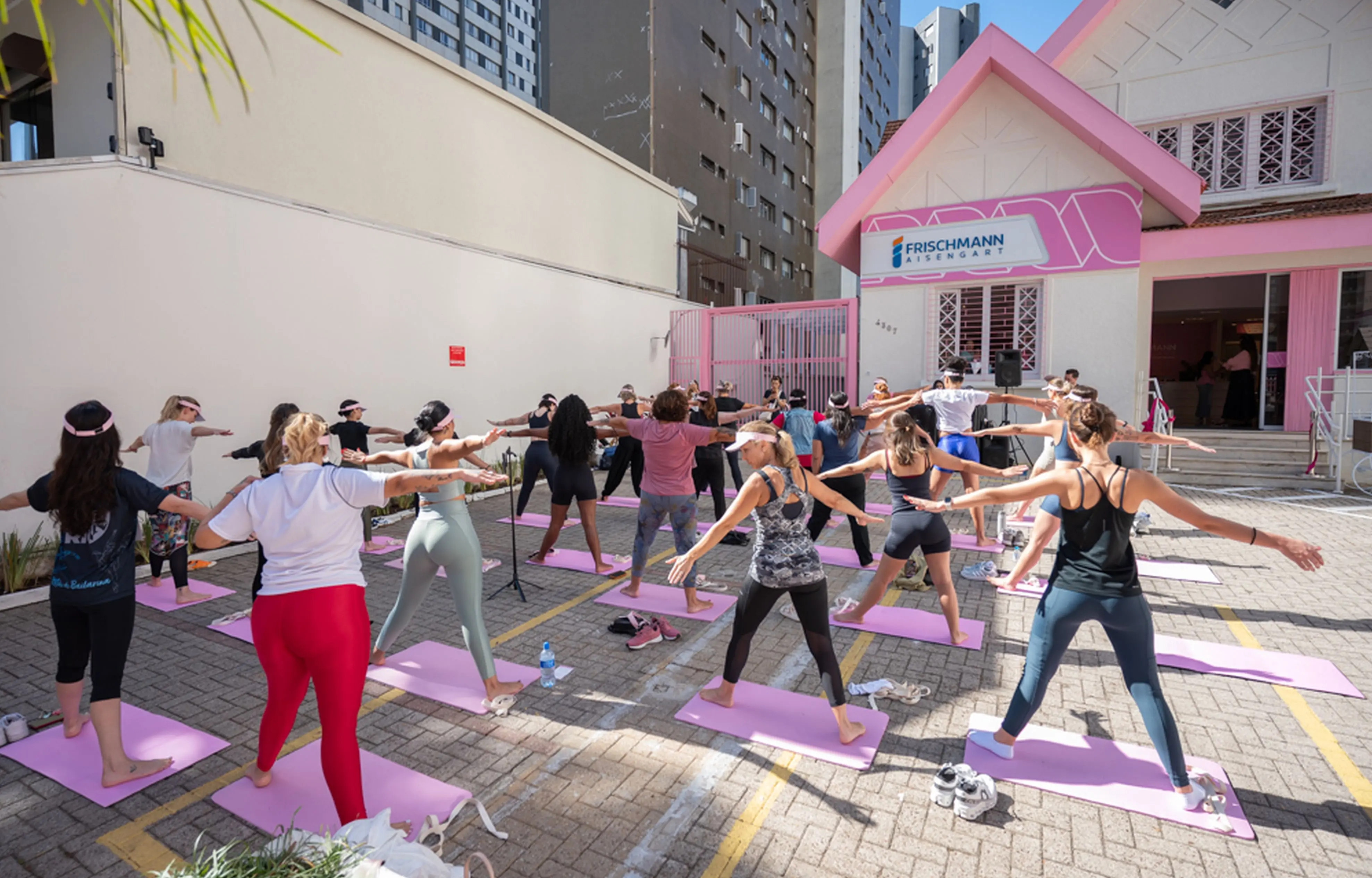 Aula de ioga ao ar livre integrou a programação de inauguração, promovendo bem-estar e conexão entre as participantes em um momento dedicado ao cuidado feminino.