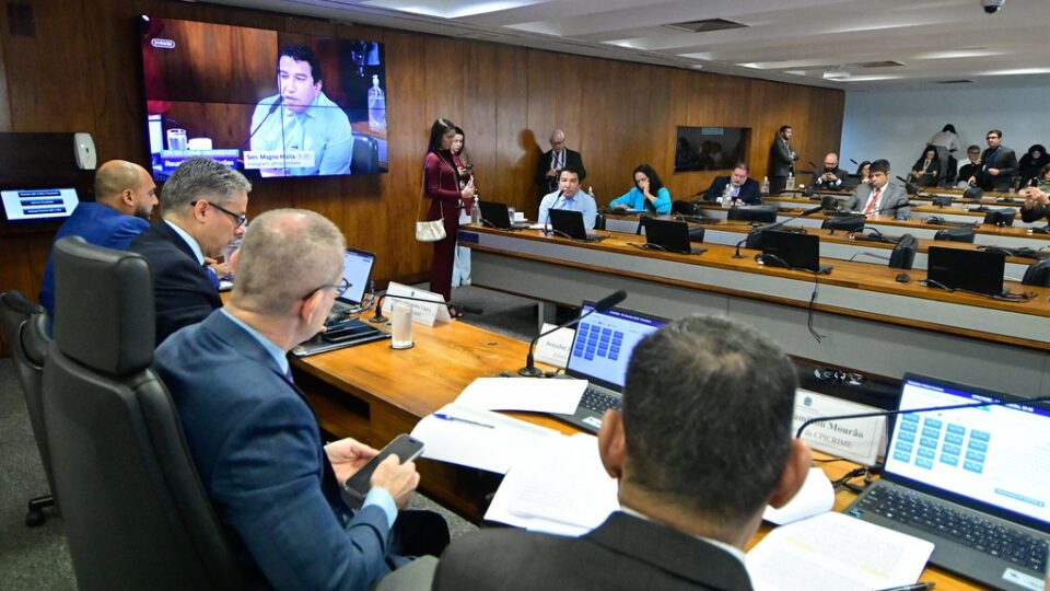 Comissão convoca Castro e Ibaneis e quebra sigilos de cunhado de Vorcaro