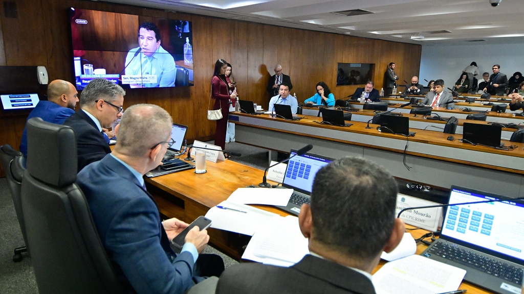 Comissão convoca Castro e Ibaneis e quebra sigilos de cunhado de Vorcaro