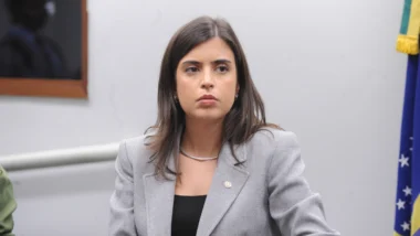 Deputada nega que projeto limite liberdade de expressão e discussão sobre guerra em gaza.