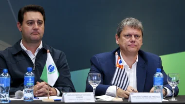 Governadores Ratinho Jr. e Tarcísio de Freitas.