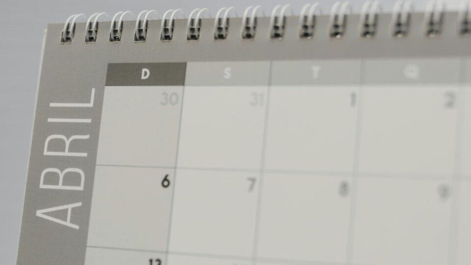 Confira o calendário completo de Abril de 2026, com feriados e pontos facultativos