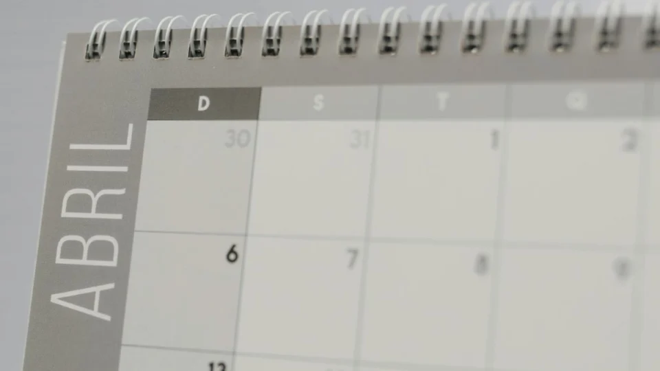 Calendário de abril, com todos os feriados.