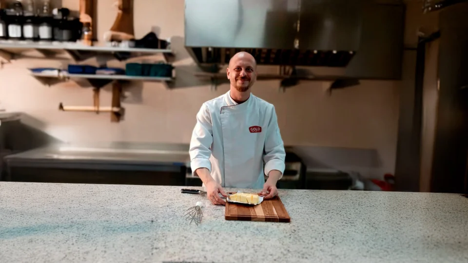 Na prática: o chef Pedro Cianci dá vida ao brownie de Páscoa, mostrando que quando a cozinha vira experiência, cada detalhe faz diferença — do ingrediente ao resultado final. Todos os ingredientes você encontra na Gold Casa da Gastronomia.