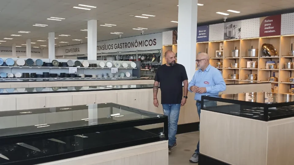 Na GOLD Casa da Gastronomia você encontra de tudo em um só lugar — de ingredientes a utensílios profissionais, com praticidade e variedade para qualquer tipo de preparo. Na imagem, Rodrigo Zanatto, do Departamento de Marketing, e Ozeias Teixeira, sócio da Casa da Gastronomia.