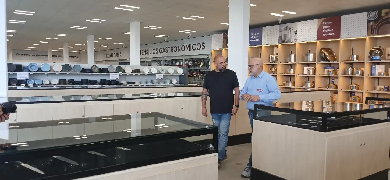 Na GOLD Casa da Gastronomia você encontra de tudo em um só lugar — de ingredientes a utensílios profissionais, com praticidade e variedade para qualquer tipo de preparo. Na imagem, Rodrigo Zanatto, do Departamento de Marketing, e Ozeias Teixeira, sócio da Casa da Gastronomia.